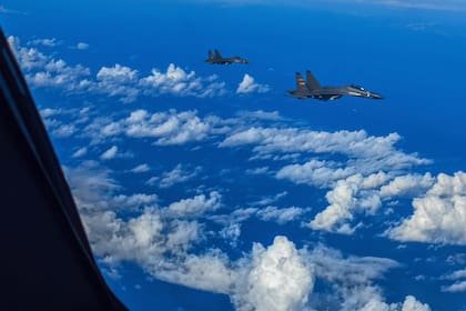 Esta imagen publicada por la Agencia de Noticias Xinhua muestra aviones del Comando Oriental del Ejército Popular de Liberación de China, en ejercicios de combate en torno a la isla de Taiwán