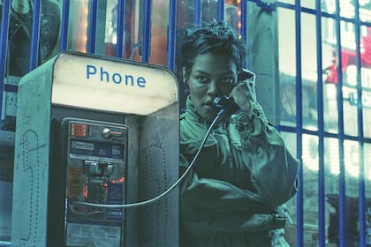 Esta imagen publicada por Warner Bros. Pictures muestra a Teyana Taylor en una escena de "One Battle