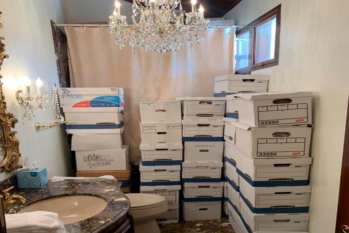 Esta imagen, que forma parte de la acusación al expresidente Donald Trump, muestra cajas de documentos en un baño de la finca Mar-a-Lago de Trump en Palm Beach, Florida