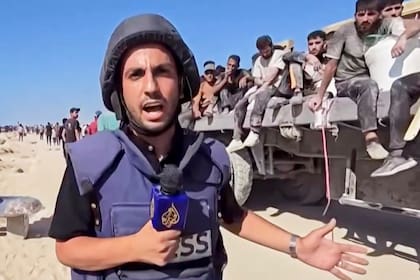 Esta imagen reciente sin fecha, tomada de un video transmitido por la televisora Al Jazeera de Qatar, muestra al corresponsal en árabe de la cadena en Gaza, Anas al-Sharif, informando ante la cámara en Gaza. Al-Sharif y otros cuatro miembros del personal de Al Jazeera murieron por un ataque con drones israelíes contra su tienda de campaña en la ciudad de Gaza poco antes de la medianoche del domingo 10 de agosto de 2025