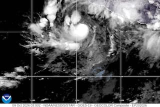 Huracán Simón se intensifica a categoría 2 en su camino hacia las costas del Pacífico mexicano