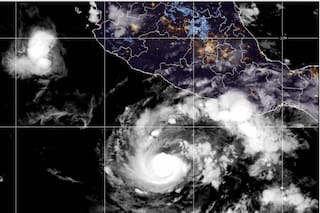 El huracán Trudy lleva fuertes lluvias y vientos a la costa del Pacífico de México