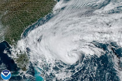 Esta imagen satelital de GOES-East GoeColor tomada el martes 8 de noviembre de 2022 a las 2:36 p.m. (hora del Este) y proporcionada por la NOAA muestra a la tormenta tropical Nicole acercándose al noroeste de las Bahamas y la costa de Florida en el océano Atlántico. (NOAA vía AP)