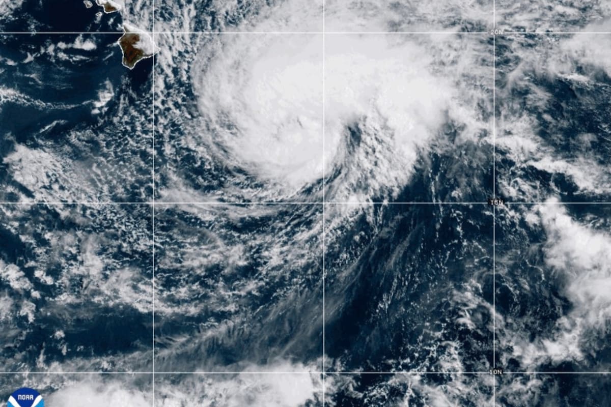 Esta imagen satelital de la NOAA, tomada a las 5:22 p. m. EST del viernes 14 de agosto de 2026, mues