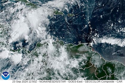 Esta imagen satelital de la Oficina Nacional de Administración Oceánica y Atmosférica de Estados Unidos (NOAA por sus iniciales en inglés) muestra al huracán John, a las 6:10 de la tarde, hora del este de Estados Unidos, del lunes 23 de septiembre de 2024,cerca del sur de México. (NOAA vía AP)