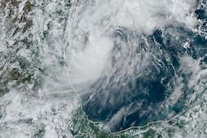 Esta imagen satelital de la Oficina Nacional de Administración Oceánica y Atmosférica de Estados Unidos. El huracán Milton se dirige a Tampa Bay, Florida. (NOAA vía AP)