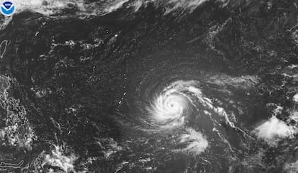 Esta imagen satelital de la Oficina Nacional de Administración Oceánica y Atmosférica (NOAA) muestra al tifón Bavi al este de Guam, un territorio insular de Estados Unidos en el Pacífico