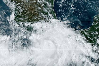 Esta imagen satelital de la Oficina Nacional de Administración Oceánica y Atmosférica de Estados Unidos (NOAA por sus iniciales en inglés) muestra al huracán John, a las 6:10 de la tarde, hora del este de Estados Unidos, del lunes 23 de septiembre de 2024, cerca del sur de México. (NOAA vía AP)