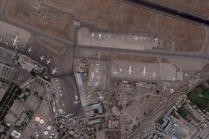 Esta imagen satelital de Planet Labs Inc. muestra el Aeropuerto Internacional de Kabul, el lunes 16 de agosto de 2021. (Planet Labs Inc. vía AP)