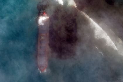 Esta imagen satelital del 7 de agosto de 2020 obtenida por cortesía de Maxar Technologies muestra el petrolero MV Wakashio encallado frente a la costa de Mauricio
