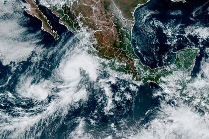 Esta imagen satelital del sábado 1 de octubre de 2022, proporcionada por la Oficina Nacional de Administración Oceánica y Atmosférica (NOAA, por sus siglas en inglés), muestra a la tormenta tropical Orlene frente a las costas del sur de México. (NOAA vía AP)
