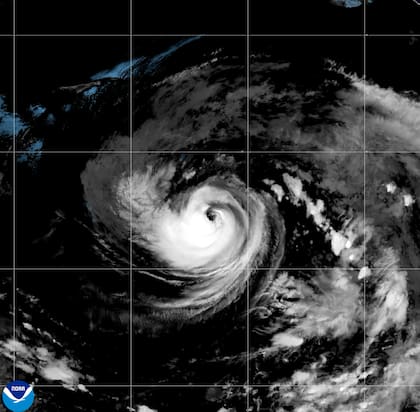 Esta imagen satelital difundida por la NOAA muestra al huracán Karina intensificándose frente al extremo sur de Baja California, el domingo 30 de agosto de 2026. (NOAA vía AP)