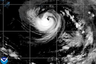 Karina se convierte en poderosa tormenta en el Pacífico pero no amenaza a tierra