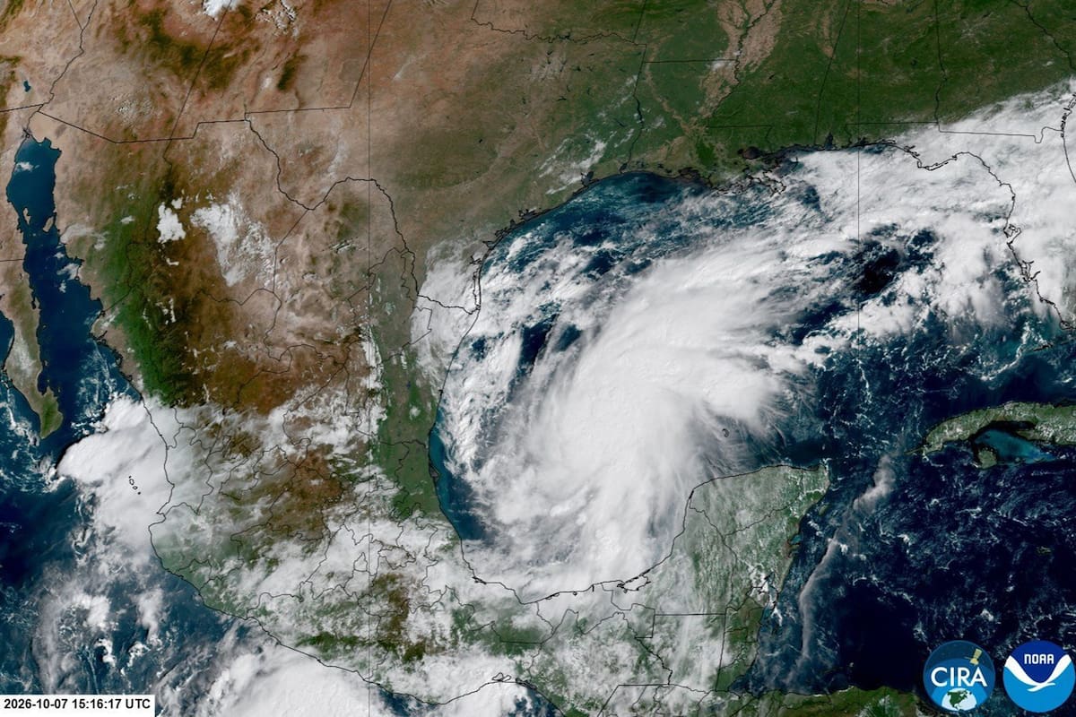 Esta imagen satelital facilitada por el Instituto Cooperativo de Investigación en la Atmósfera de la Universidad Estatal de Colorado y la Administración Nacional Oceánica y Atmosférica (CIRA/CSU y NOAA) muestra la tormenta tropical Isaias desarrollándose sobre el Golfo de México