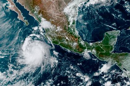 Esta imagen satelital, proporcionada por la Oficina Nacional de Administración Oceánica y Atmosférica de Estados Unidos (NOAA, por sus siglas en inglés), muestra a la tormenta tropical Pamela la mañana del lunes 11 de octubre de 2021, en el Pacífico mexicano. (NOAA/NESDIS/STAR VA vía AP)