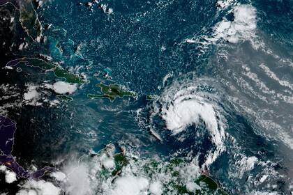 Esta imagen satelital proporcionada por la Oficina Nacional de Administración Oceánica y Atmosférica de Estados Unidos (NOAA) muestra una tormenta tropical al este de Puerto Rico en el Caribe, a las 7:50 am EST, el martes 10 de agosto de 2021. (NOAA/NESDIS/STAR VA vía AP)