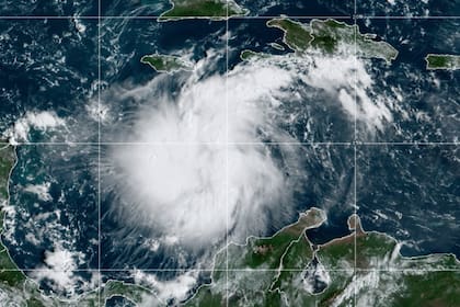 Esta imagen satelital proporcionada por la Administración Nacional Oceánica y Atmosférica muestra a la tormenta tropical Ian sobre el Caribe central el sábado 24 de septiembre de 2022. (NOAA via AP)