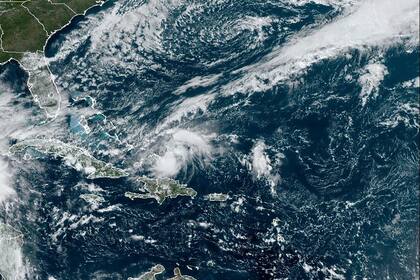 Esta imagen satelital proporcionada por la Oficina Nacional de Administración Oceánica y Atmosférica de Estados Unidos (NOAA, por sus siglas en inglés) muestra el huracán Oscar, el sábado 19 de octubre de 2024. (NOAA vía AP)