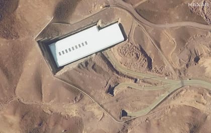 Esta imagen satelital proporcionada por Maxar Technologies muestra la planta de enriquecimiento de uranio de Fordo en Irán el 24 de enero de 2025.