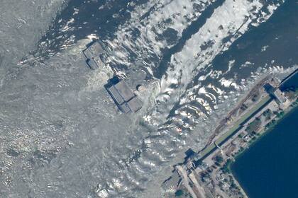 Esta imagen satelital proporcionada por Planet Labs PBC muestra los daños en la represa Kakhovka en el sur de Ucrania el martes 6 de junio de 2023