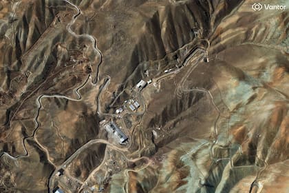 Esta imagen satelital proporcionada por Vantor muestra edificios dañados en la base de misiles Garmd