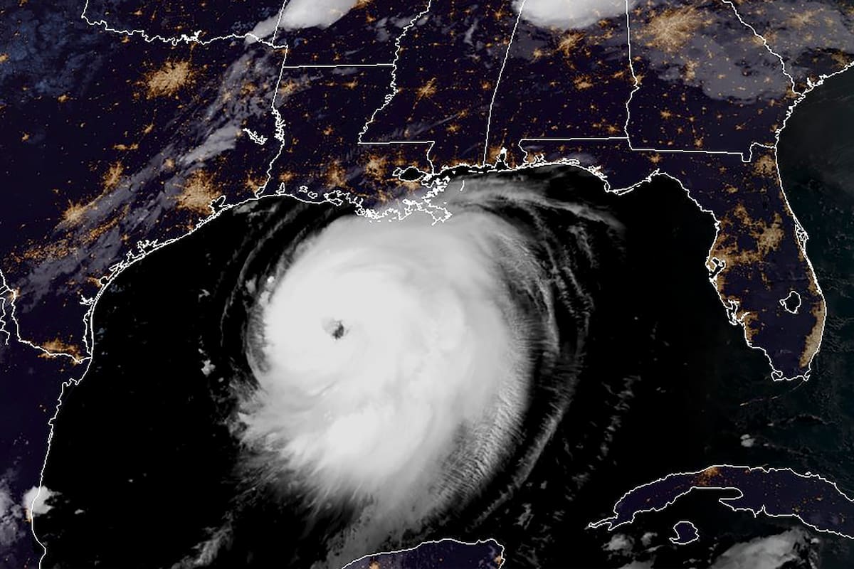 Esta imagen satelital Rammb / NOAA muestra al huracán Laura moviéndose hacia el noroeste en el Golfo de México hacia Louisiana a las 11:40 UTC del 26 de agosto de 2020