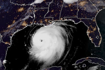 Esta imagen satelital Rammb / NOAA muestra al huracán Laura moviéndose hacia el noroeste en el Golfo de México hacia Louisiana a las 11:40 UTC del 26 de agosto de 2020