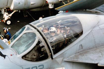 Esta imagen sin fecha proporcionada por Betty Seaman muestra a su esposo, el piloto de la Marina A-6 Intruder, Jim Seaman, quien murió de cáncer de pulmón a los 61 años. (Foto, Betty Seaman vía AP)