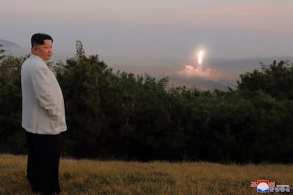Esta imagen sin fecha publicada por la Agencia Central de Noticias de Corea del Norte (KCNA) de Corea del Norte el 10 de octubre de 2022 muestra al líder Kim Jong-un monitoreando el lanzamiento de un misil norcoreano en un lugar no revelado. (KCNA VIA KNS / AFP)