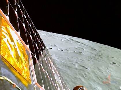 Esta imagen suministrada por la Organización de Investigación Espacial de la India (ISRO) muestra la superficie de la Luna mientras la sonda espacial Chandrayaan-3 se preparaba para aterrizar el miércoles 23 de agosto pasado