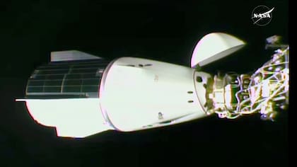 Esta imagen tomada de un video de la NASA muestra el acoplamiento de la cápsula de SpaceX a la Estación Espacial Internacional, el domingo 16 de marzo de 2025. NASA via AP)