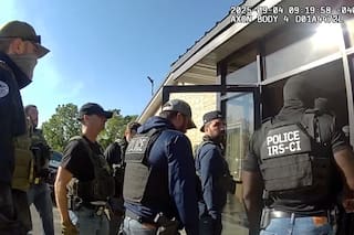 Videos de cámaras corporales ofrecen inusual visión de redada migratoria en fábrica de Nueva York
