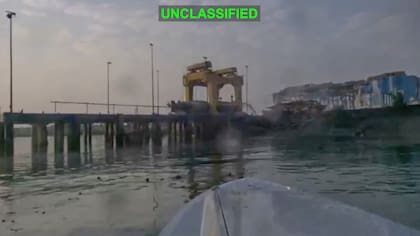 Esta imagen, tomada de un video del Comando Central de Estados Unidos, muestra la vista desde una embarcación no tripulada Corsair, también llamada dron de ataque en superficie, disparada por el ejército estadounidense, acercándose a la base naval de Bandar Abbas