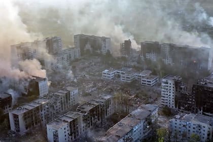 Esta imagen tomada de un video difundida por la Brigada de Asalto Luit, una unidad militar de la Fuerza de Operaciones Especiales de Ucrania, muestra los daños causados al poblado de Vovchansk, Ucrania, durante un bombardeo de las fuerzas rusas, el 28 de mayo de 2024. (Brigada de Asalto Luit vía AP)