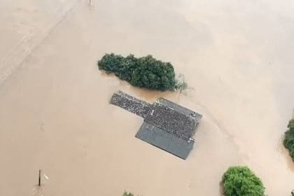 Esta imagen tomada de un vídeo difundido por el Cuerpo de Bomberos de Rio Grande do Sul el 5 de septiembre de 2023 muestra una zona inundada en Lajeado, estado de Rio Grande do Sul, Brasil, tras el paso de un ciclón. (Foto de Handout / DEPARTAMENTO DE BOMBEROS DE RIO GRANDE DO SUL / AFP)