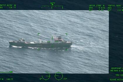 Esta imagen tomada de un video facilitado por el Distrito 14 de Hawai Pacífico de la Guardia Costera de Estados Unidos y fechada en enero de 2023 muestra un buque de vigilancia ruso patrullando frente a la costa de Hawai.