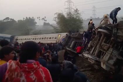 Esta imagen tomada de un video muestra a socorristas examinando el interior de un tren descarrilado  en Jalpaiguri, e 
 el estado de Bengala Occidental, India. Al menos 5 personas murieron y 45 resuktaron heridas. (K K Productions vía AP)