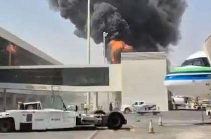 Esta imagen, tomada de un video obtenido y verificado por AP, muestra espeso humo negro y llamas que se elevan de un incendio en el Aeropuerto Internacional Rey Khalid de Riad, Arabia Saudita, el viernes 9 de octubre