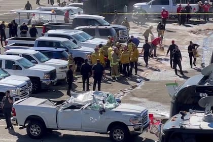 Esta imagen tomada de un video proporcionado por Jerry Jordan muestra a bomberos y otras personas trabajando en el lugar donde una avioneta monomotor se estrelló, el domingo 17 de noviembre de 2024, cerca de un evento en Pomona, California, a unos 50 kilómetros (30 millas) al este del centro de Los Ángeles. (Jerry Jordan vía AP)