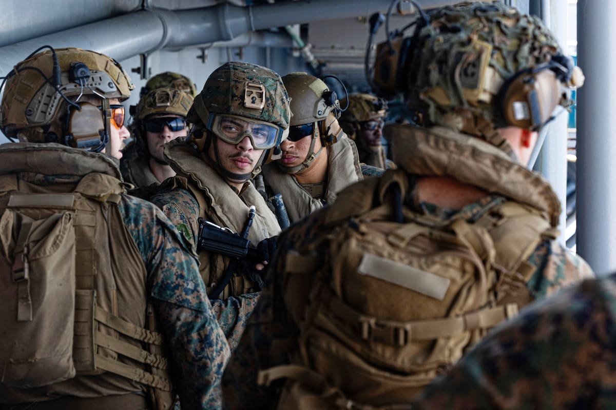 Esta imagen tomada de un video proporcionado por el Comando Central de Estados Unidos muestra marineros y marines estadounidenses a bordo del USS Tripoli (LHA 7) a su llegada a la zona de responsabilidad del Comando Central de EEUU, el 27 de marzo de 2026