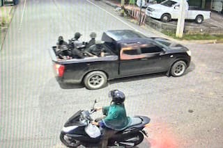 Autoridades tailandesas buscan sospechosos tras un ataque en el sur que mató a cinco soldados