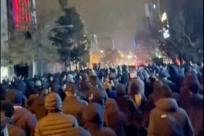 Esta imagen tomada de un video publicado en redes sociales muestra a manifestantes en las calles de Teherán pese al aumento de la represión, con la República Islámica aislada del resto del mundo, en Teherán, Irán, el sábado 10 de enero de 2026