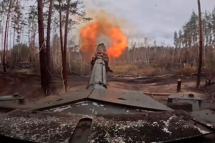 Esta imagen tomada de un video publicado por el servicio de prensa del Ministerio de Defensa de Rusia el viernes 22 de noviembre de 2024, un tanque ruso T90M Proryv dispara hacia posiciones ucranianas en un sitio no divulgado en Ucrania. (Servicio de prensa del Ministerio de Defensa de Rusia vía AP)
