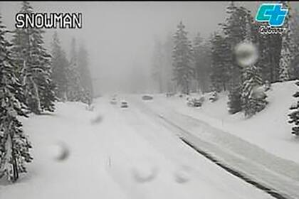 Esta imagen tomada de una cámara de supervisión de tráfico del Departamento de Transporte de California (Caltrans) muestra las condiciones nevadas en una carretera conocida como California SR-89 Snowman, en el Bosque Nacional Shasta-Trinity, en California, el sábado 10 de diciembre de 2022. (Caltrans vía AP)