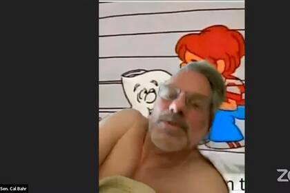 Esta imagen tomada de una sesión por Zoom de la Oficina de Auditoría Legislativa de Minnesota muestra al senador Calvin Bahr sin camisa durante una votación el lunes, 1 de mayo de 2023. (Oficina de Auditoría Legislativa de Minnesota vía AP)