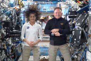 Esta imagen tomada de una transmisión por video muestra a los astronautas de la NASA Suni Williams y Butch Wilmore durante una conferencia de prensa desde la Estación Espacial Internacional el viernes 13 de septiembre de 2024