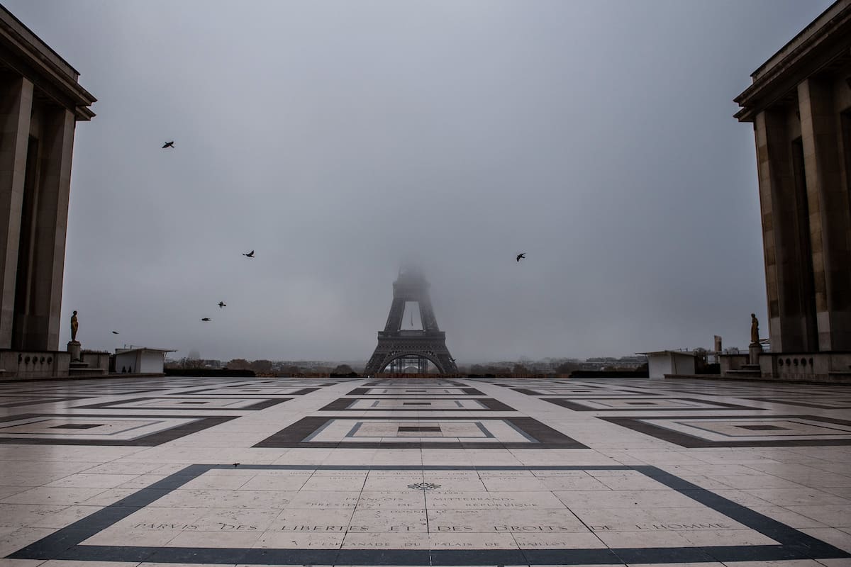 Esta imagen tomada el 11 de noviembre de 2020 muestra la explanada vacía del Trocadero y la Torre Eiffel parcialmente oculta por la niebla en París, ya que Francia se encuentra en un segundo bloqueo destinado a contener la propagación de la pandemia de coronavirus