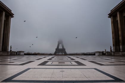 Esta imagen tomada el 11 de noviembre de 2020 muestra la explanada vacía del Trocadero y la Torre Eiffel parcialmente oculta por la niebla en París, ya que Francia se encuentra en un segundo bloqueo destinado a contener la propagación de la pandemia de coronavirus