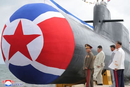 Esta imagen tomada el 6 de septiembre de 2023 y publicada por la Agencia Central de Noticias de Corea del Norte (KCNA) el 8 de septiembre muestra al líder norcoreano Kim Jong-un asistiendo a la ceremonia de presentación de un nuevo submarino nuclear, en una ubicación no revelada en Corea del Norte.