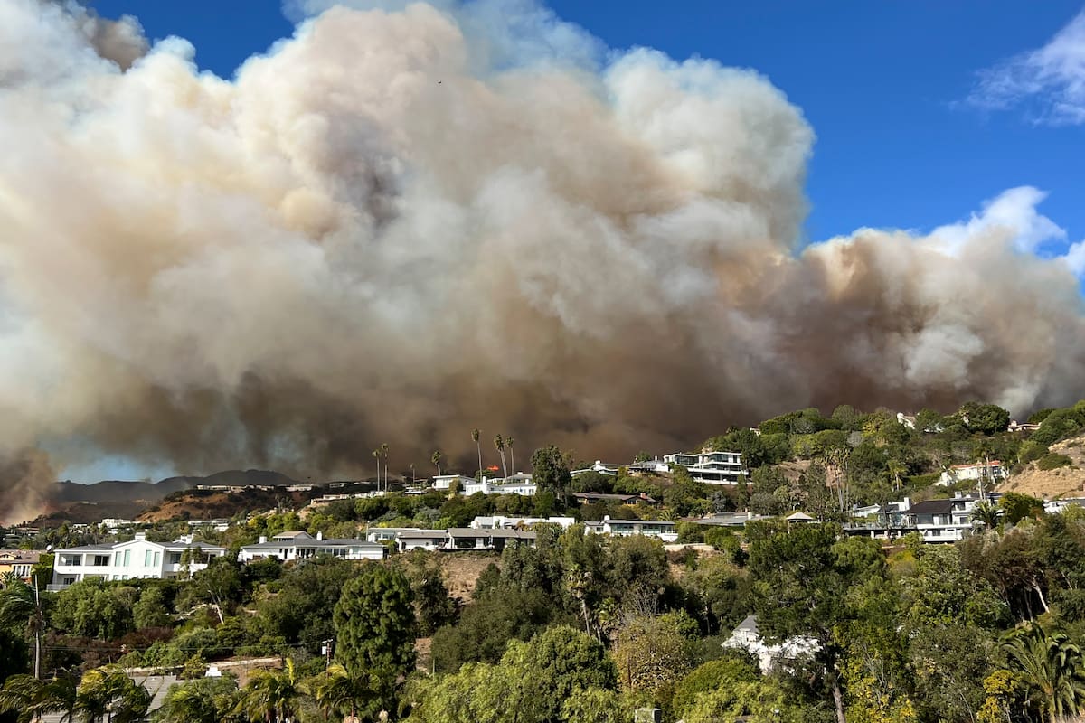 Esta imagen, tomada por Darrin Hurwitz, un residente en Pacific Palisades, muestra el incendio de Palisades mientras se acerca a viviendas en Los Ángeles, el 7 de enero de 2025
